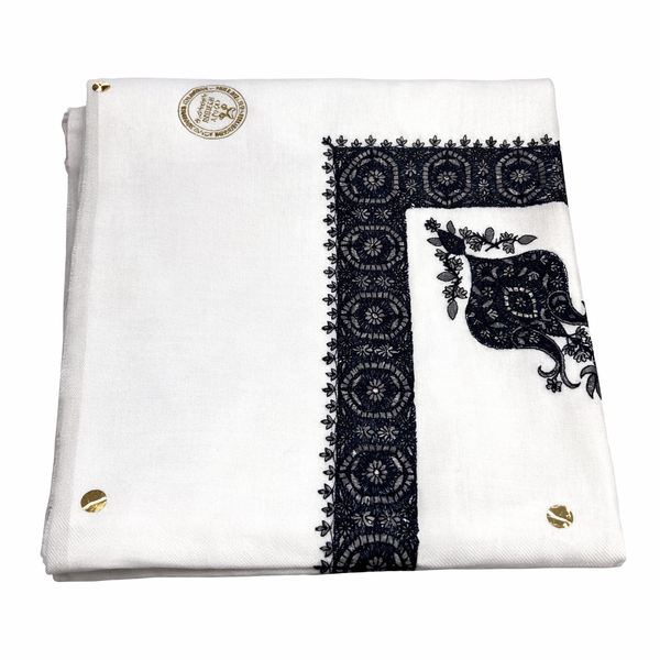 Yemeni shawl with blue embroidery شال ابيض مع تطريز ازرق