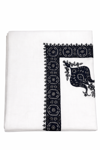 Yemeni shawl with blue embroidery شال ابيض مع تطريز ازرق